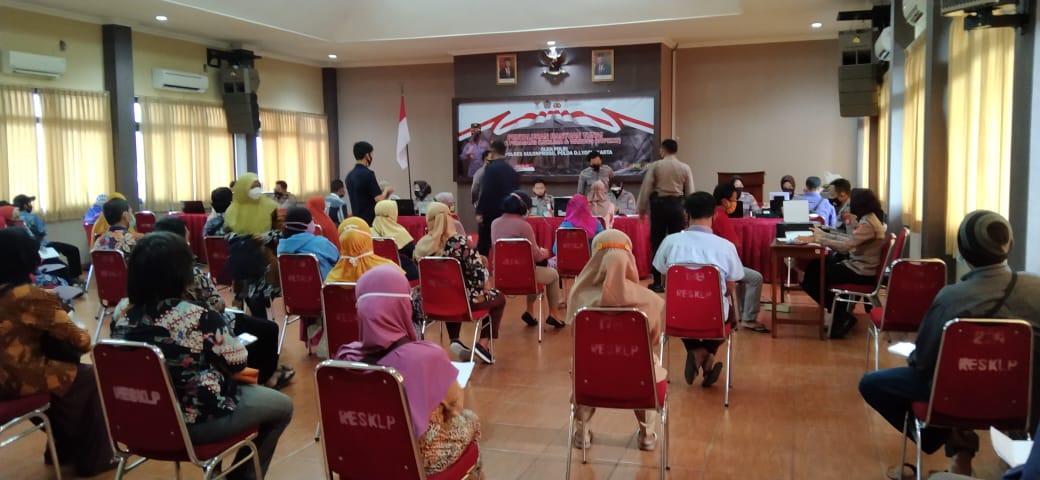 Bhabinkamtibmas Hargorejo Dampingi Penyaluran BTPKLW